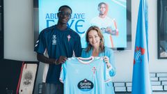 El nuevo jugador del Celta Abdoulaye Faye, tras firmar su contrato con la presidenta, Mari�n Mouri�o.
