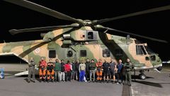 Tripulantes del Nuevo Salmón, de A Guarda, con la dotación del helicóptero que los recogió de un mercante y los trasladó a Ponta Delgada, en la isla de San Miguel