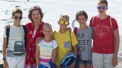 La reina Sof�a, junto a cinco de sus nietos Pablo Nicol�s, Irene, Miguel, Victoria y Juan. 