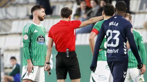 El colegiado indicando a Zalaya que abandonase el campo tras el mordisco.