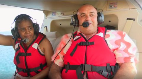 Gin�s Correg�ela junto a Arelys Ramos antes de saltar del helic�ptero en el primer programa de Supervivientes 2023.