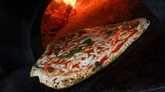 Imagen de archivo de una pizza, un plato donde el queso rallado puede ser un ingrediente