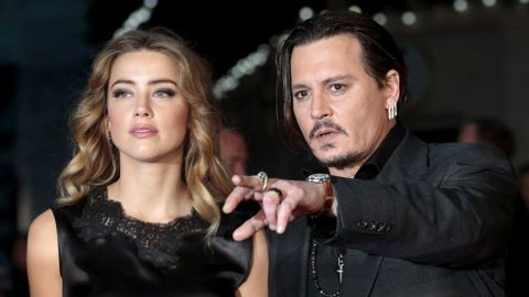 Johnny Depp y Amber Heard.Su breve �matrimonio�termin� con una orden de alejamiento contra el actor a petici�n de Heard, que present� unas fotograf�as donde aparec�a con un ojo morado, aunque solo aleg� �diferencias irreconciliables� entre ambos.