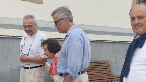 Pilar Ib&aacute;&ntilde;ez, viuda de Leopoldo Calvo-Sotelo, acudiendo a visitar la exposici&oacute;n fotogr&aacute;fica en compa&ntilde;&iacute;a de tres de sus ocho hijos
