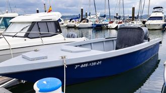 La lancha que Os Fanchos utilizaron para transportar la coca�na hasta O Conchido permaneci� amarrada y bajo vigilancia en el puerto deportivo de Escarabote, en Boiro, hasta que fue intervenida.
