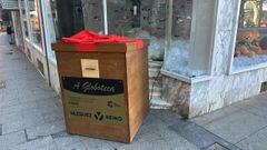 Urna en la que se depositan las papeletas de la campa�a comercial del CCA carball�s