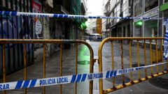 Peatones cruzan la Estrecha de San Andr�s pese a estar cerrada por peligro de derrumbe de un edificio