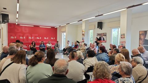 El PSOE reunió a representantes vecinales de las zonas más afectadas el nuevo mapa de líneas de bus y los socialistas defienden que los cambios ya anunciados por Jácome se deben a su presión y a las de las asociaciones de vecinos.