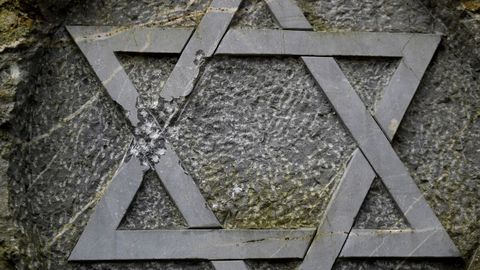 La placa del monolito que recuerda los asesinados por los nazis en los campos de exterminio