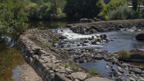 La presa de A Ponte Maceira, en el l�mite de Ames y Negreira, tiene una rotura parcial desde hace a�os y los concellos afectados reclaman su reparaci�n