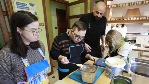 Taller de cociña navideña para chavales de la Asociación Down Lugo