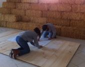 Dos personas, ayer, instalando el puesto ecol�gico de la UDC. 