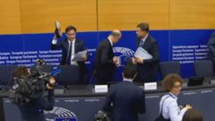 Un eurodiputado italiano pisotea los papeles de Moscovici
