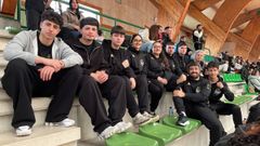 A la derecha, Vanessa Ares, acompa&ntilde;ada por sus disc&iacute;pulos en Mar&iacute;n.