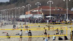 Abarrote en Samil a pesar de las nubes