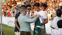 El padre de Fabio recibi� en Coruxo una camiseta firmada por todos los compa�eros de su hijo