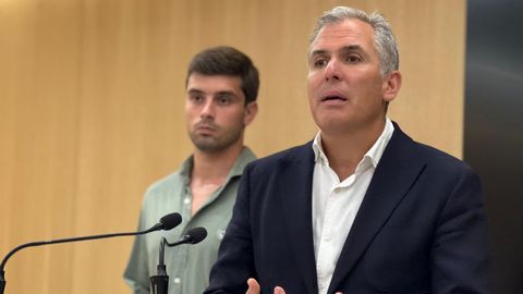 Los concejales del PP de Pontevedra Guille Juncal, a la izquierda, y Rafa Domínguez, este miércoles, en el Concello