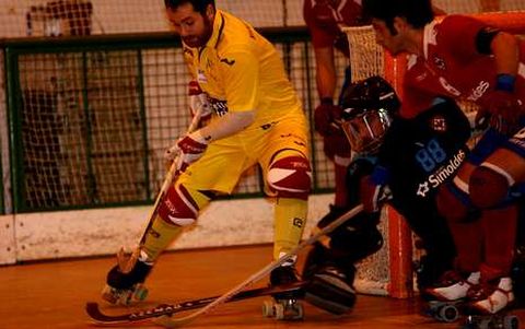 El cercedense Peli Fernndez ante el meta Xavier Puigb y el capitn luso Diogo Silva. 