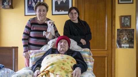 Rosa, en su casa de Bubaces, junto a su hija y a una sobrina