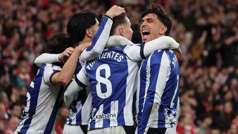 Los jugadores de la Real Sociedad celebran la victoria lograda este mi&eacute;rcoles en San Mam&eacute;s ante el Athletic.