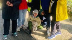 Beni tendr� que esperar 30 d�as para salir. Iv�n, un ni�o ucraniano llegado a A Coru�a junto a su madre Olena, se ha tra�do tambi�n a Beni, un cachorro de seis meses, al que se ve en la imagen en una parada en Alemania durante el viaje desde Rzesz�w, la ciudad polaca donde los recogieron los voluntarios del Banco de Alimentos R�as Altas. El animal fue examinado este viernes por veterinarios de la Xunta de Galicia, que le pusieron el microchip y la vacuna de la rabia. Ahora, como medida de precauci�n, deber� quedarse un mes en la casa en la que est� acogido sin mantener contacto con otros perros