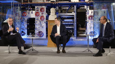 El director territorial de Telef&oacute;nica, Manuel &Aacute;ngel Alonso, a la izquierda, y el conselleiro de Educaci&oacute;n e Ciencia, Rom&aacute;n Rodr&iacute;guez, en el centro, debatieron en el Museo de La Voz de Galicia sobre el potencial de Galicia en tecnolog&iacute;as cu&aacute;nticas en una conversaci&oacute;n moderada por Xos&eacute; Lu&iacute;s Vilela, director de la Fundaci&oacute;n Santiago Rey Fern&aacute;ndez-Latorre.