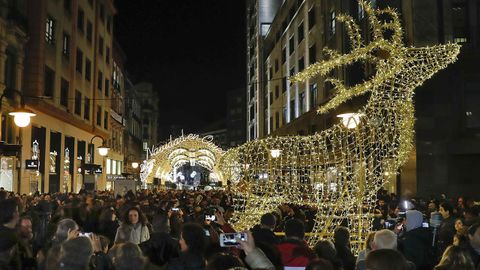 Aspecto que presenta la calle Pelayo, en el centro de Oviedo, este jueves, tras el acto de encendido de la iluminacin navidea frente al Teatro Campoamor.