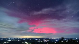 Auroras boreales en Vila de Cruces desde el monte de A Madanela esta madrugada entre las 3.30 y las 5.00 horas