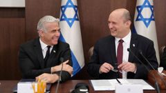 Los ex primeros ministros, Naftali Bennett (izquierda), y Yair Lapid (derecha).
