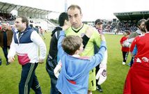 Jos� Juan, felicitado por un joven aficionado al terminar el partido. 