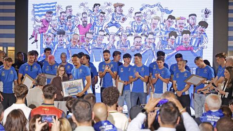 Los jugadores del D�por recibieron una caricatura de la plantilla celebrando el ascenso