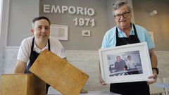 Valent�n Cu�arro, tercera generaci�n del Emporio, con su padre, Manuel, y su famoso pan.