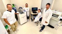 Investigadores del IDIS con la m�quina, que operar� en el Cimus de la Universidade de Santiago