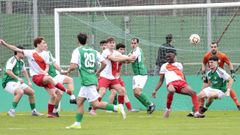 El club burelenese defiende un bal�n parado durante el partido del pasado domingo ante el Mi�o en A Marosa.