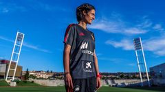 La segunda entrenadora de la selecci�n de Espa�a de f�tbol femenino, Montse Tom�, posa durante una entrevista con Efe