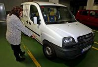 Beatriz Diz muestra su coche, que fue da�ado en dos ocasiones en el plazo de tres semanas.
