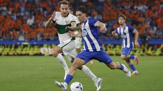 Lorenzo Amatucci controla un bal�n ante un rival del Elche durante el partido del lunes.