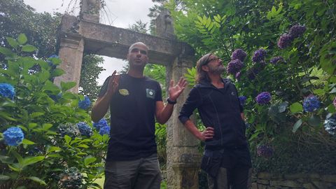 Nike García, guia de La Fonte Baxa, y Carlos Magdalena, «el mesías de las plantas»