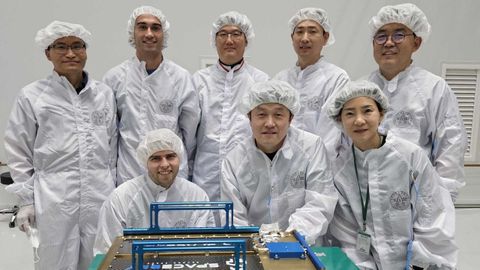 Entrega del satlite ETRI a las autoridades de Corea del Sur.