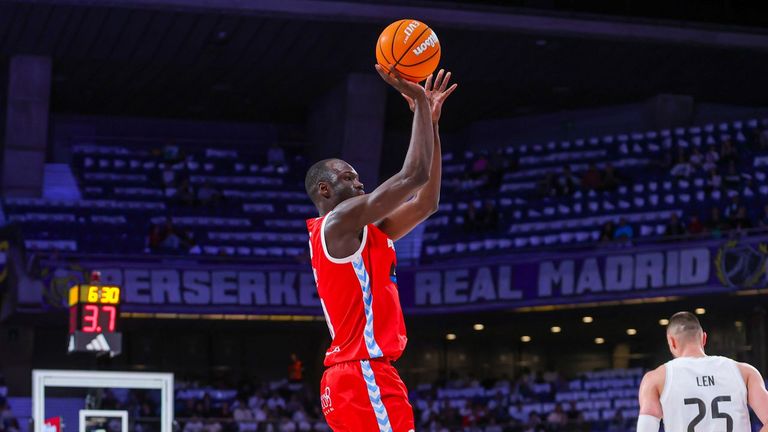 Bakary Dibba lanza a canasta en la victoria del Breog&aacute;n contra el Real Madrid en el Movistar Arena de Madrid en la Liga Endesa 2025-2026