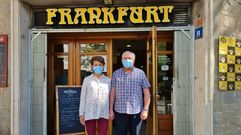 Jos� Manuel Castro y Marta Eugenia, fundadores del emblem�tico restaurante catal�n Santiagui�o, delante del negocio de comida r�pida que todav�a regentan 