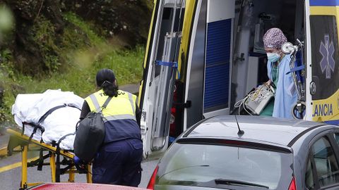Traslado de un paciente en el exterior del hospital Montecelo, en Pontevedra