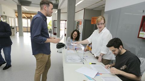 Mesa electoral en Arousa. 