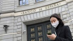 Una mujer con mascarilla frente al Banco de Espaa en Madrid