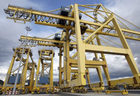 Vista de las gr�as para contenedores, tanto de muelle como interiores, en Caneli�as. 