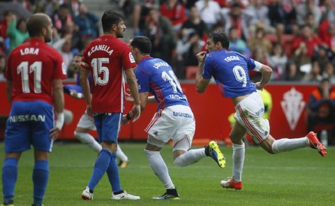 Toch� celebra un gol ante el Sporting en El Molin�n