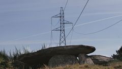 L�nea de alta tensi�n sobre el dolmen de Pedra da Arca, entre Dumbr�a y Vimianzo. El nuevo trazado para un parque tambi�n afectar� a ambos municipios y no estar� demasido de esta. 