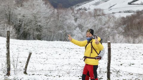 Un peregrino, en Pedrafita do Cebreiro, este domingo.