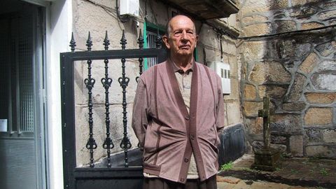 O escritor, nunha fotograf�a quitada en Muros no 2002