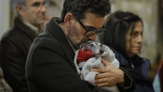 Un hombre besa a su perro durante la bendicin de las mascotas en la Orden Tercera de A Corua.